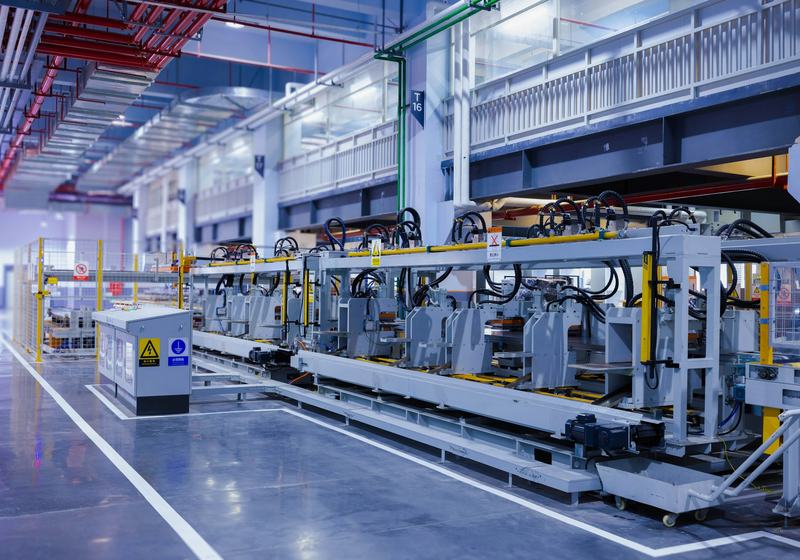 Linha de produção industrial com proteções e sinalização de segurança