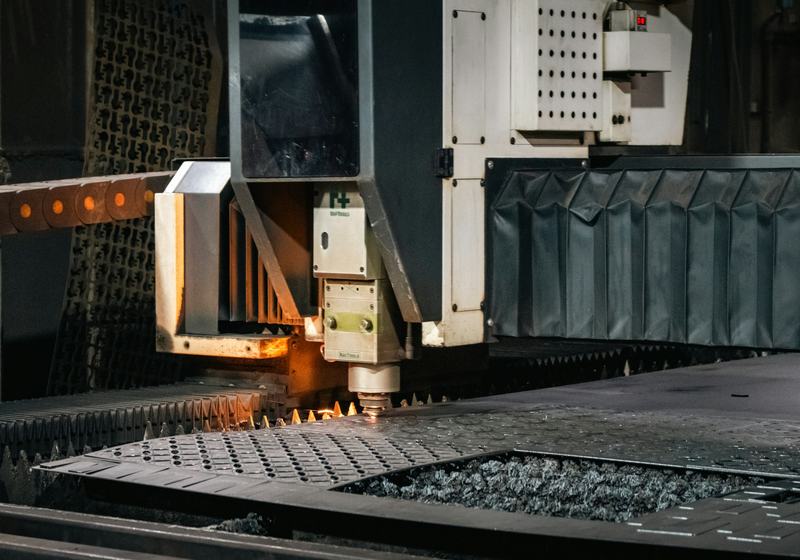 Máquina de corte industrial em operação